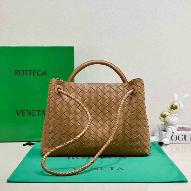 The 2023 new Andiamo batch of 2260 BV has been shipped‼ ️Really popular🔥The new Andiamo woven handbag launched by Bottega Veneta this season is really popular all over the world! ! Celebrities at home and abroad have worn it, and Oscar-winning actress Michelle Yeoh has taken it out on the street. Song Jia, Trai Yara, Yu Feihong, Sanji Ayaka, Rosie Hunting-Whiteley, Yoshioka Riho, etc. have all picked up this bag. It is classic and versatile, showing off its temperament, and the bag capacity is also large, which is very convenient for daily commuting! ! A variety of carrying methods, the shoulder straps can be adjusted by yourself, the original lambskin feels soft and delicate, and the unisex style breaks gender boundaries and brings a more practical and longer-lasting use experience. Andiamo, which has both elegant and casual styles, perfectly interprets the true appearance of "fashionable old money style". Style number: 8463 Size: 32*24*12